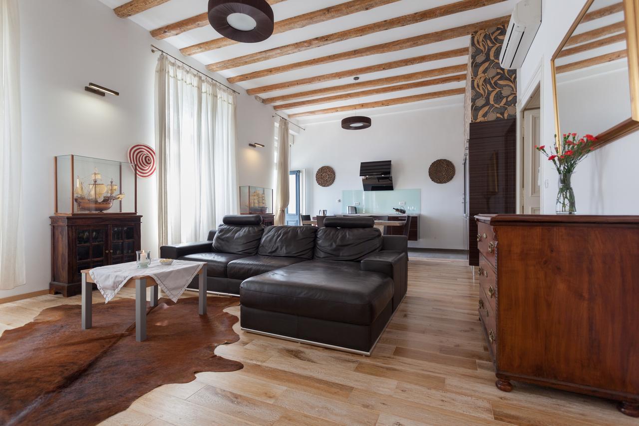 Luxury Beachfront Banje *